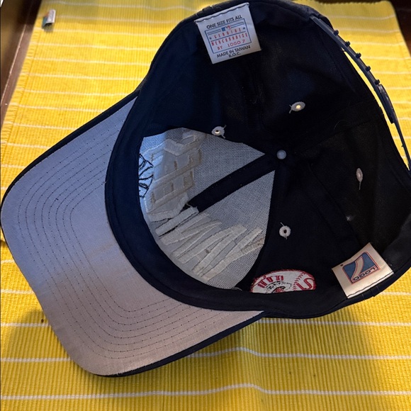 Collector’s Set Vintage Yankees Wool Snapback baseball
cap, Commemorative Pin - Picture 3 of 7